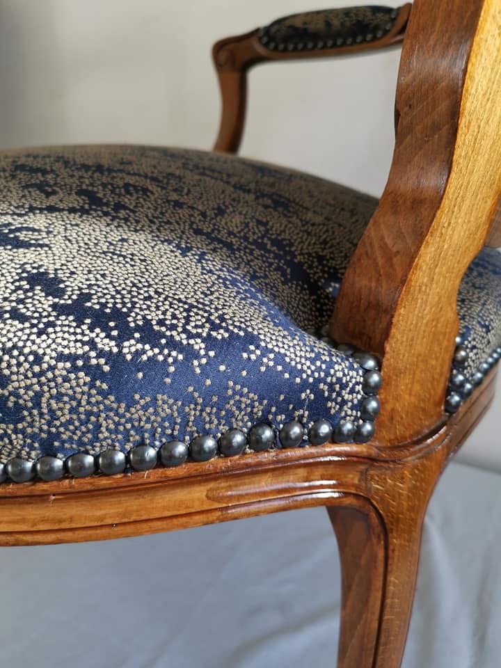Comment choisir un tissu pour son fauteuil ? Le guide complet pour réussir sa restauration