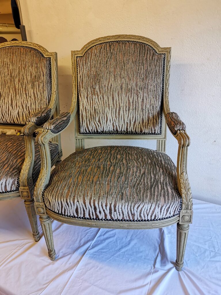 Comment reconnaître un fauteuil Louis XVI ? Élégance néoclassique et savoir-faire artisanal