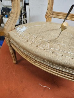 Réfection traditionnelle ou contemporaine : deux approches pour redonner vie à un fauteuil